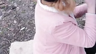 Öffentlicher Blowjob am Tag mit riesigem Cumshot