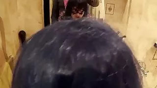 Couple tres sexy dans la salle de bains