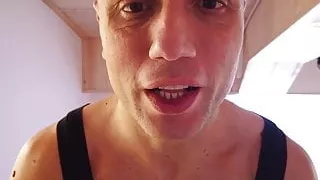 Spiando Sara Bell nel suo camerino mentre si prepara per un