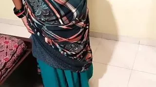 Desi Housewife Ne Chut Mein Jhaadu Dalker Paani Nikala