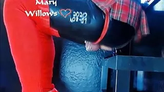Mary Willows reitet massive bbc, während sie in Keuschheit onlyfans