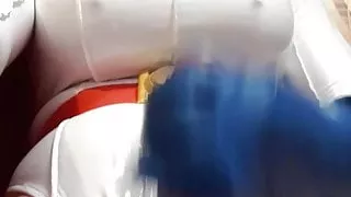 Wunderschöne Shemale Bonnie Seven spielt Powergirl