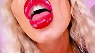 Sexy lipped camgirl