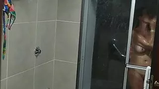 Patito en la ducha despues de la playa