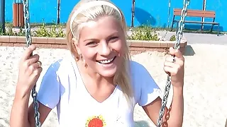 Nettes Mädchen wird von einem Fremden in einem echten POV-Porno abgeholt und hart gefickt