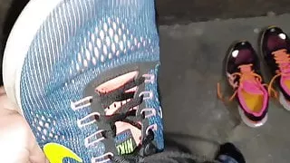 Das erste Mal Sperma meiner Freundin Nike Free und Asics