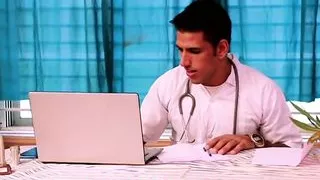 Indische Hausfrau fickt mit ihrem Hausarzt