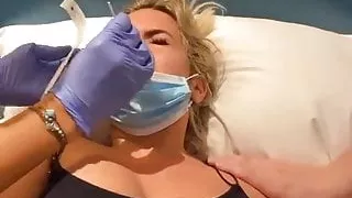 Carla moreau bouge ses seins