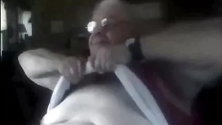 Molliger Opa zeigt Titten