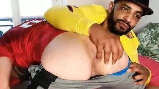 skrupellose Jungs in Fußballtrikots lieben es zu ficken und zu sperma