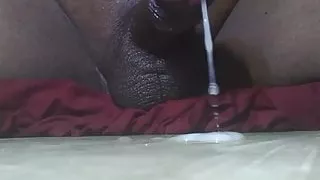Molliger schwarzer indischer Junge wichst schnell und sperma fünfmal hintereinander