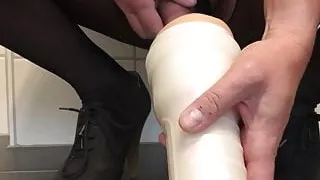 Fleshlight, High Heels und Strumpfhosen im offenen Schritt.