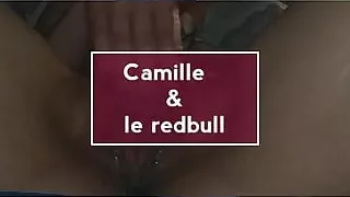 Camille se doigte avant de se rentrer un redbull