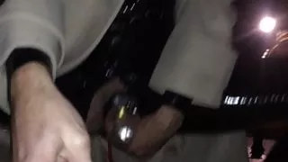 Crossdresser in der Öffentlichkeit Analplug in Keuschheit und Latex