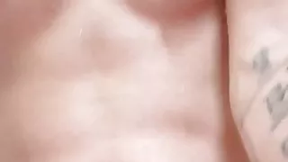 Maitresse Lea fait pipi dans la douche