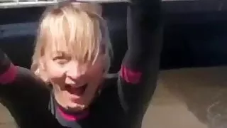 Die heiße MILF Louise Minchin bekommt einen doppelten Sperma-Tribut verpasst