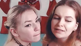 Hot couple shows some Kissing skills live