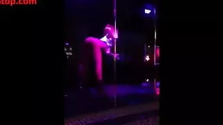 Zwei sexy junge Mädchen verführen eine glückliche Freundin