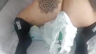 babe frotandose con la almohada consigue un gran orgasmo