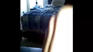 junges Mädchen genießt Schwanz mit schönem Pilzkopf