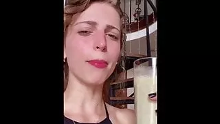 vic roman fica feliz porque comprou o leitinho certo.