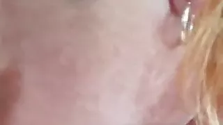 Milf schluckt kleinen Schwanz