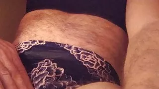 In mein neues Höschen pissen