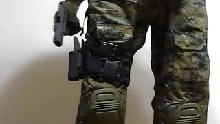 Soldat in Digital Jungle Camo wichst auf Schweizer Armeestiefel