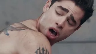 Der muskulöse schwarze Hengst DeAngelo Jackson fickt Lucas Leon anal