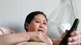 Reife mollige Chinesin mit Gemüse