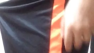 Schwarzer Kerl zieht sich nackt aus, um seinen Schwanz zu melken