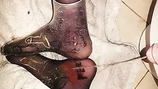 Quick Piss on my nylon feet