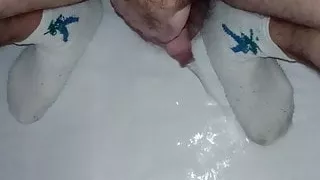 Mein unbeschnittener weicher Schwanz pisst auf meine weißen Sockenfüße