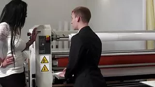 Vivian Skylight in der Druckerei hart gefickt
