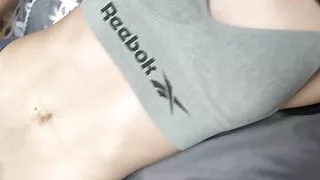 Junge in Crop Top und Sport-BH