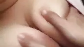 branlette entre ses gros seins