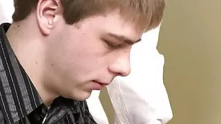 Schwuler verführt seinen jungen, großschwänzigen Hetero-Chef