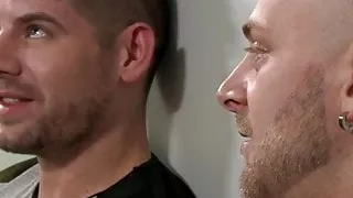 Buff hunk with shlong gets sucked