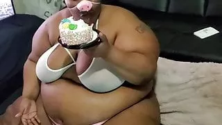 Ssbbw Feedee Piggy vs Cake