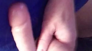 Schlampenblick lutscht und sperma über Dildo