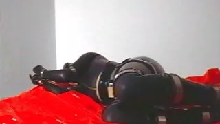 Selbstverriegelung mit Stahlmanschette und Gasmaske