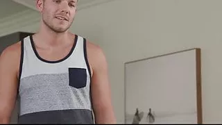 Schwester sieht ihren Stiefbruder zum ersten Mal seit Jahren und hat Sex mit ihm