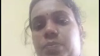 Geile indische Bhabhi zeigt ihre Brüste und Muschi beim Fingern