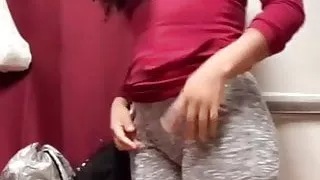 Safada com a calcinha marcando. Bora bater punheta