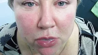 Schwiegermutter in der Dusche erwischt, in den Mund gefickt füllen