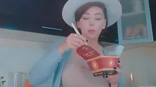 Oana sparanghelista mananca chinese food