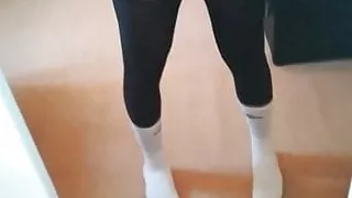 Spielen mit unbeschnittener Klitoris in Schuluniform