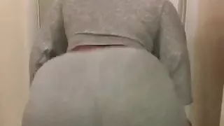 Une bonne milf twerk en leggings