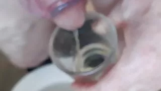 Auf Befehl von Herrin Brianna trinkt sie ihre eigene