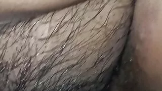 Hervorragende Brüste und Muschi einer echten Desi Hausfrau Milf